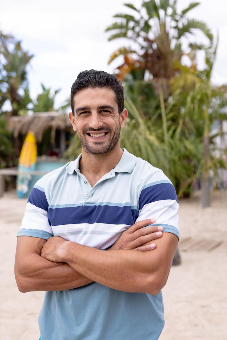 files/retrato-hombre-birracial-feliz-mirando-camara-sonriendo-playa-espacio-copiar-pasar-tiempo-calidad-estilo-vida-verano-concepto-vacaciones_13339-313282.avif